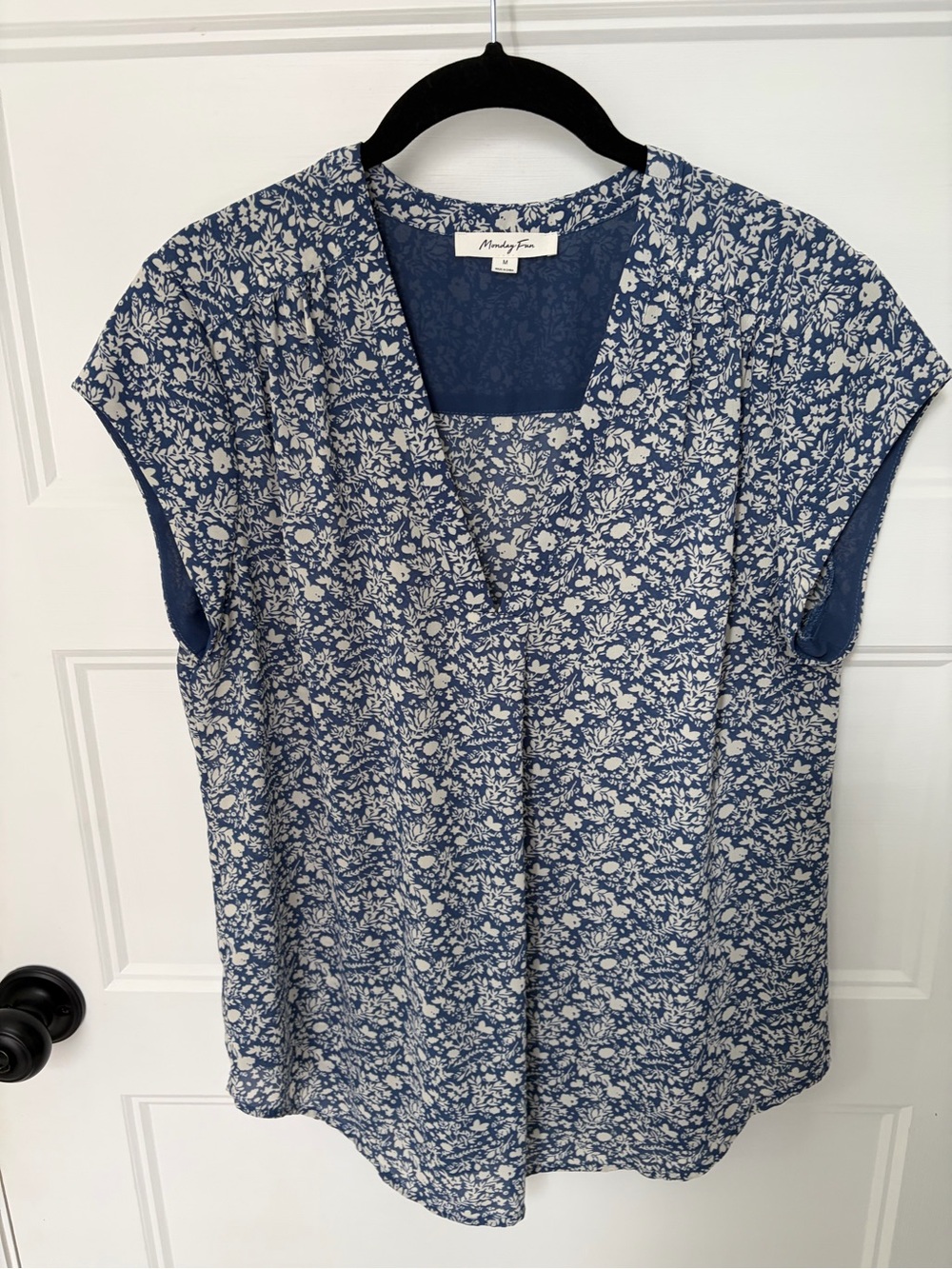 Monday Fun Blue and White Floral V-Neck Blouse sz M